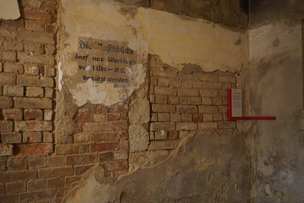 Kellerräume eines ehemaligen Wohnhauses und des sowjetischen Haftkellers bzw. späteren Strafgefangenenarbeitskommandos