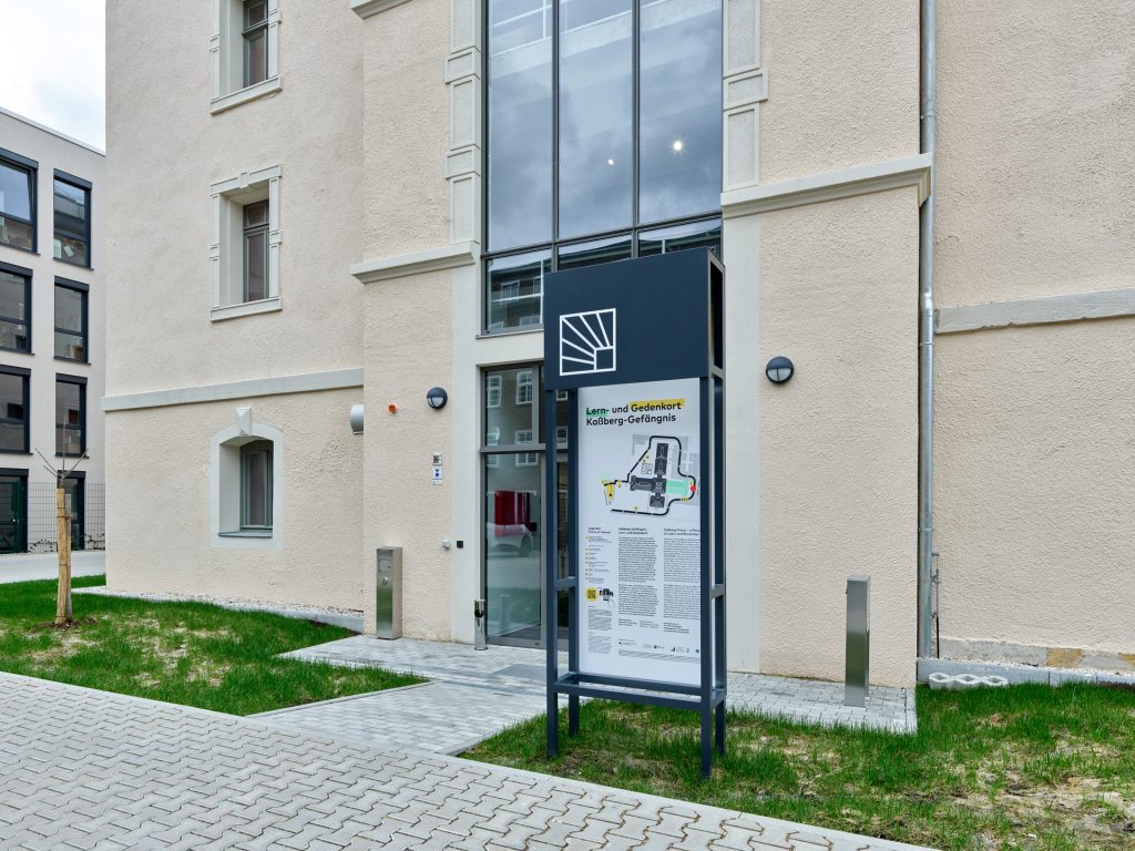 Der Eingangsbereich des Lernorts im früheren Hafttrakt B: Für mehr als 30.000 politische Gefangene der DDR war dieser Teil des Gefängnisses die letzte Haftstation vor ihrer Entlassung in die Bundesrepublik.