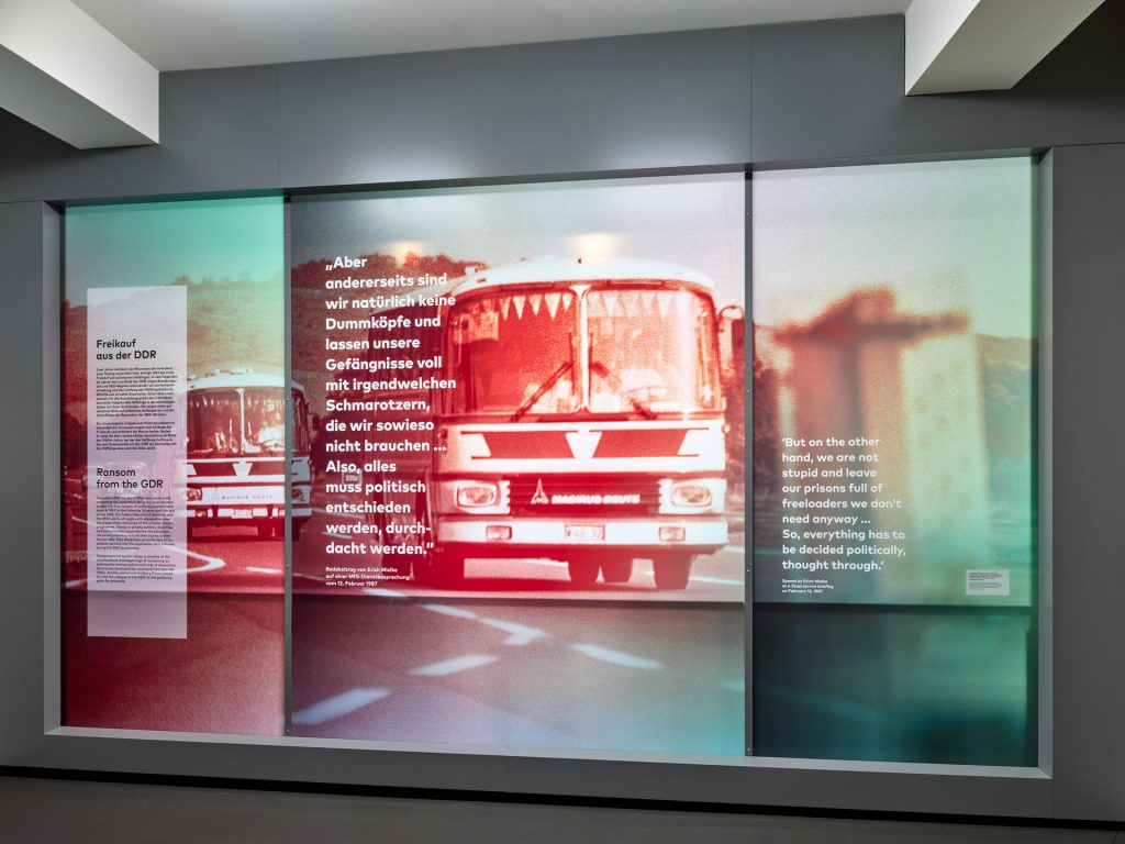 Das erste von drei Obergeschossen ist dem Häftlingsfreikauf gewidmet. Mit sogenannten Wunderbussen wurden Freikaufhäftlinge vom Kaßberg an die innerdeutsche Grenze und von dort nach Gießen gebracht.