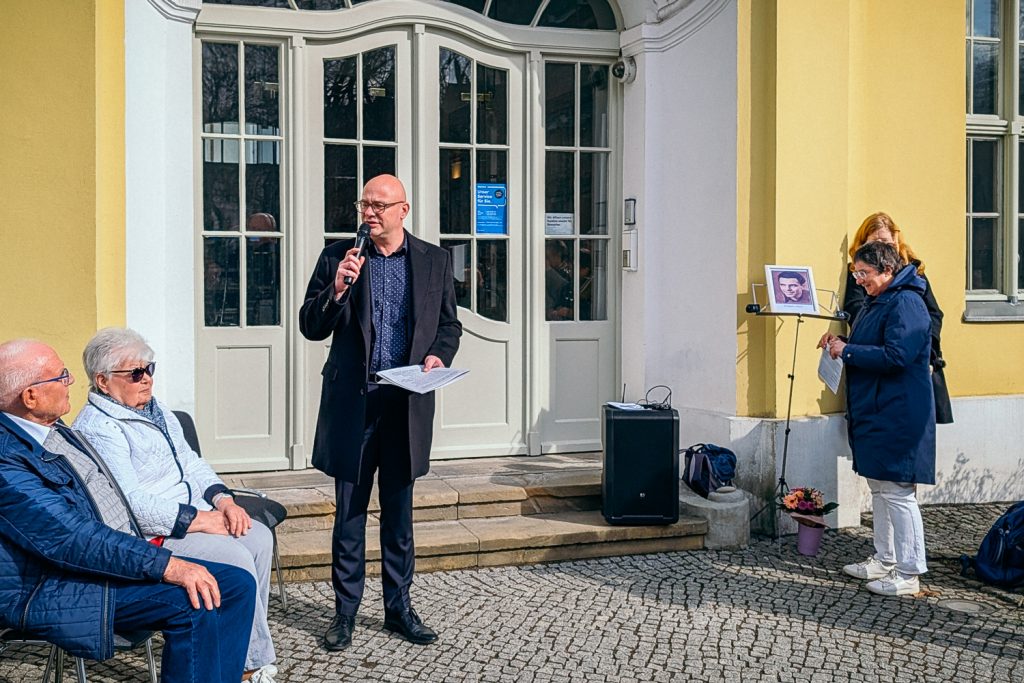 Gedenkfeier vor dem Gebäude des Märkischen Medienhauses