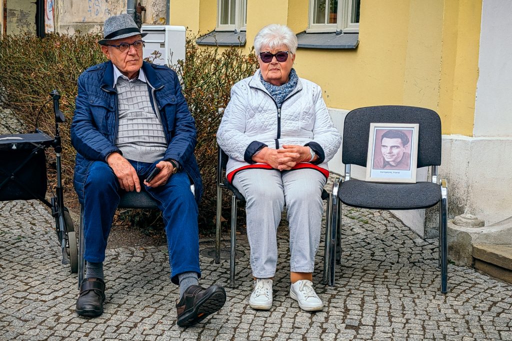 Angehörige von Horst Kampioni mit seinem Bild