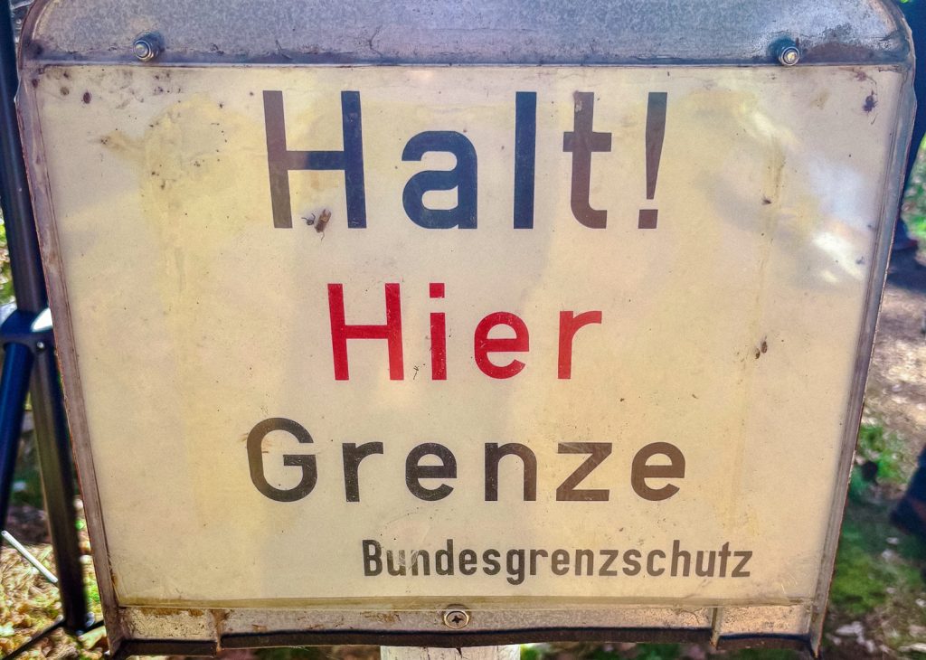 260501.warnschild.grenze.in.buechen
