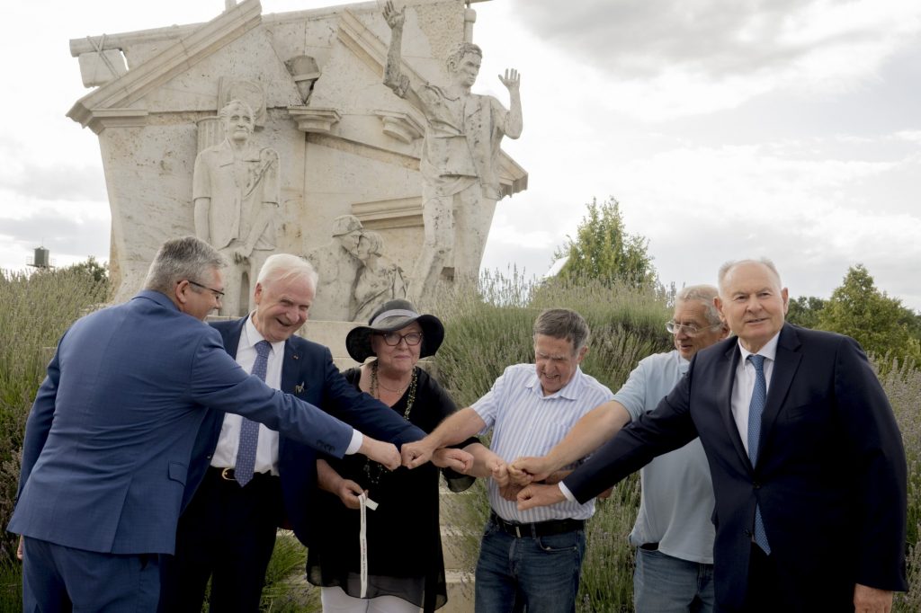 Die Teilnehmenden am Denkmal für das Paneuropäische Picknick © Team Zupke