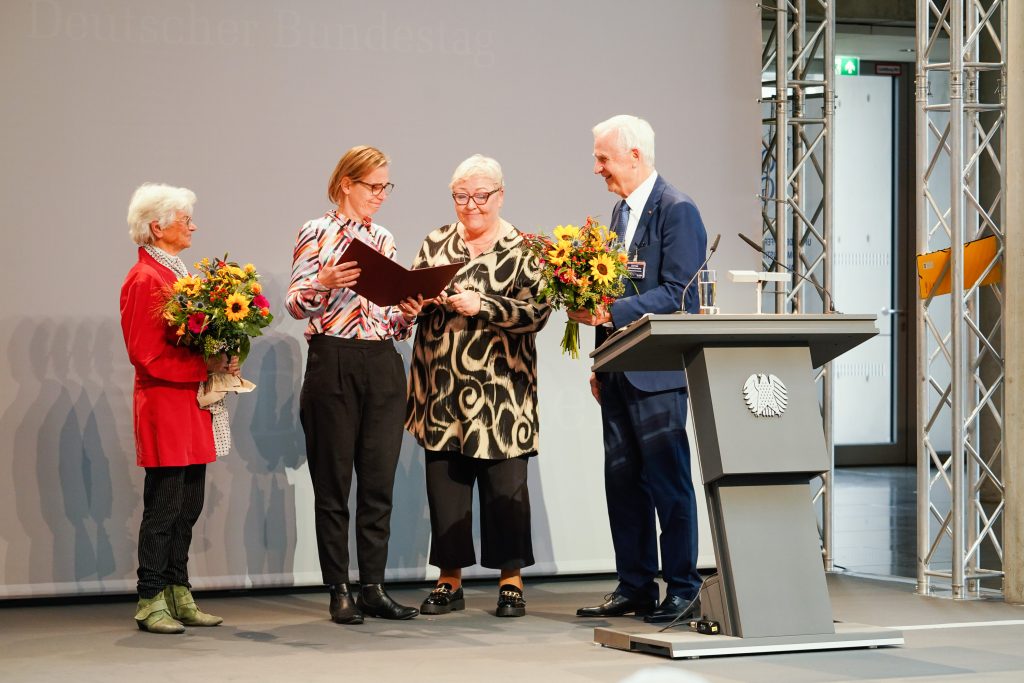 Ehrung von Rita Lüdtke und Carla Ottmann mit der Goldenen Ehrennadel der UOKG
