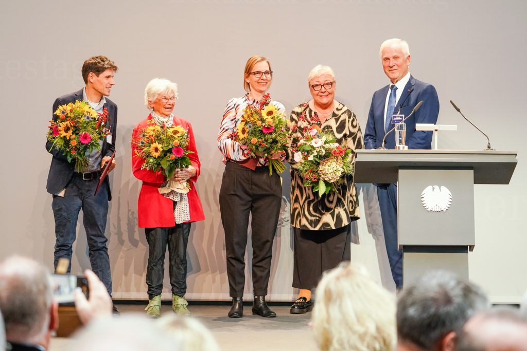 Ehrung von Rita Lüdtke, Carla Ottmann und Niels Schwiderski mit der Goldenen Ehrennadel der UOKG
